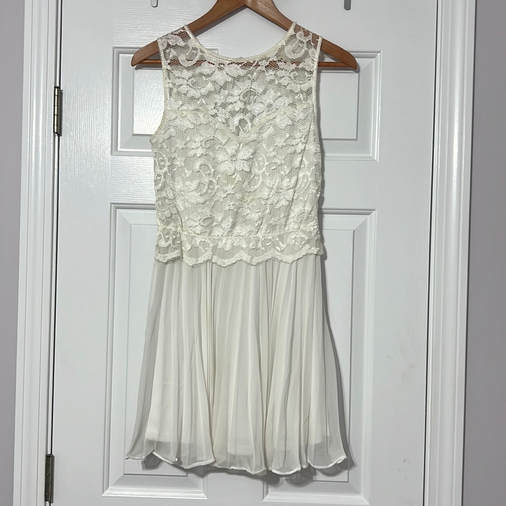 Cute white dress with back detail and lace size M- brand double zero